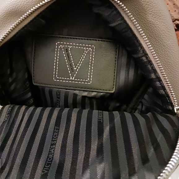 🎒Victoria Secret Urban Mini Backpack🎒 Size 7.3"×3.8"×9.7",A Fabulous Item🎁👌 - Picture 3 of 16
